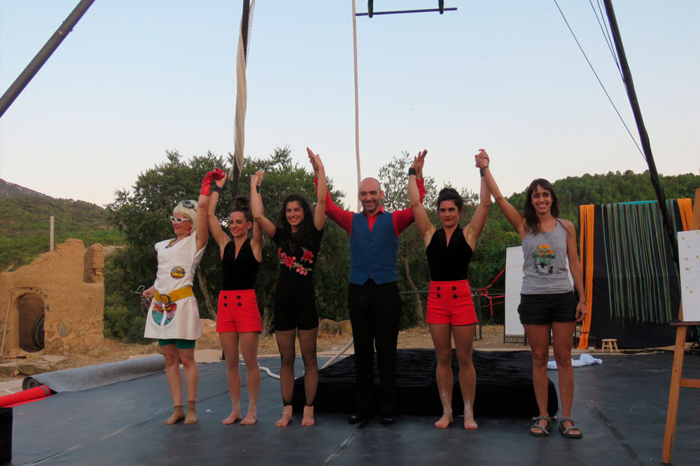 Equipo-de-artistas-saludando-Circolgadas