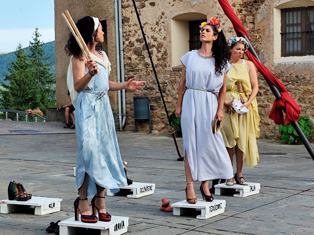 las-tres-musas-interpretando-con-objetos-en-las-manos